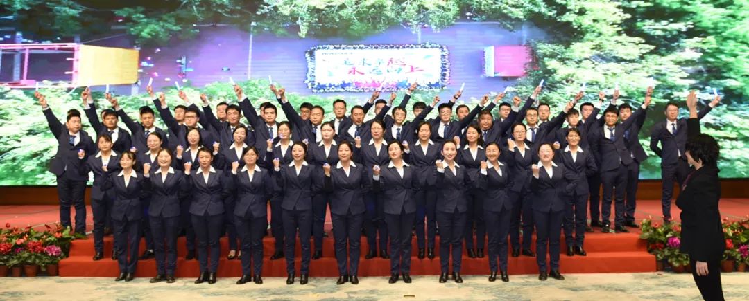 忘我拼搏，相信我們會(huì)創(chuàng)造奇跡！