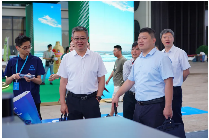 青島市委常委、副市長王波等領(lǐng)導(dǎo)嘉賓參觀文達(dá)通AI無人清掃車